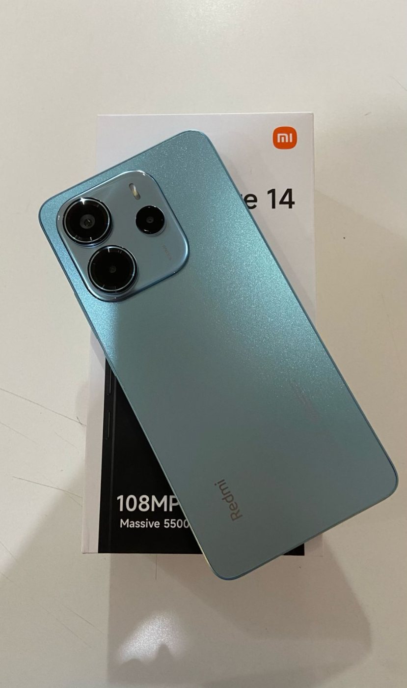 Smartphone Redmi verde sobre a caixa