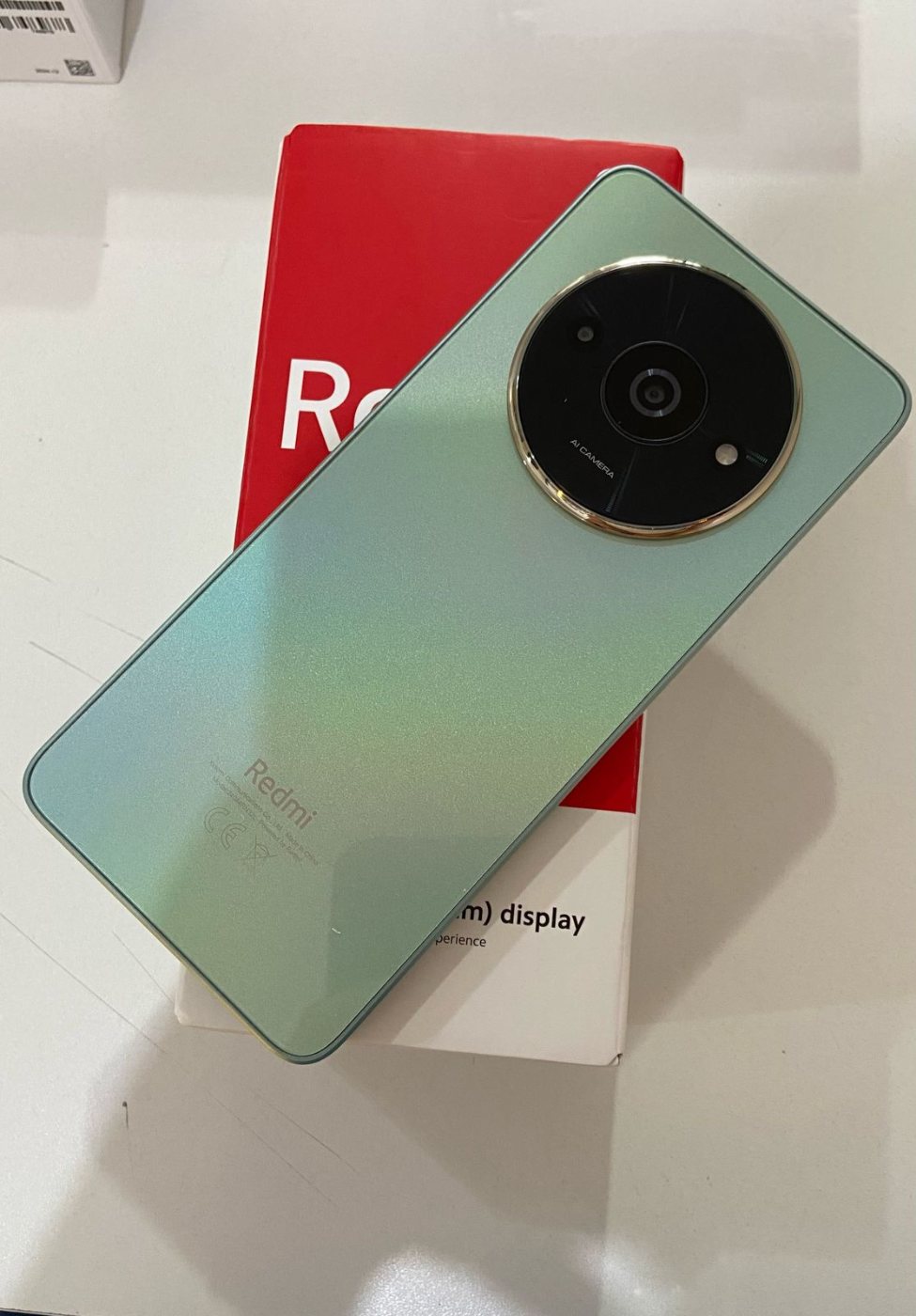 Smartphone Redmi verde-água com câmera circular