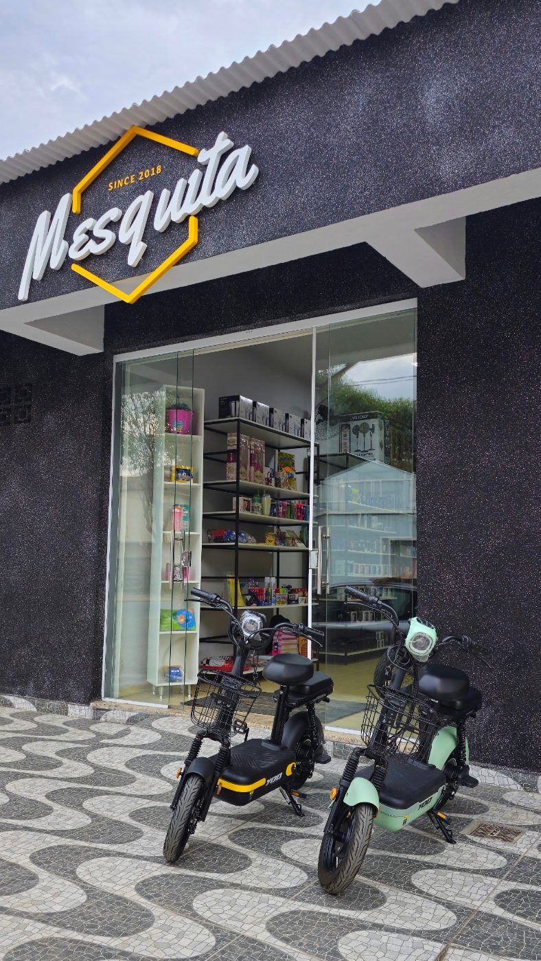Fachada da Loja Mesquita com o logo e bicicletas elétricas na calçada