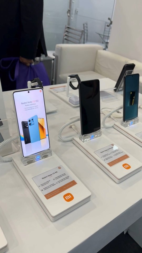 Celulares Xiaomi em exposição no balcão da loja
